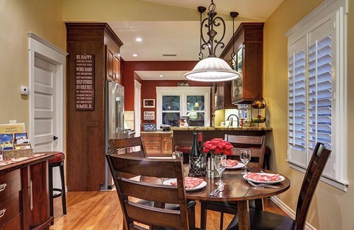 University Heights House | The Hillcrest Bungalow.NO Deposit City Center Location, 15 min to Beaches