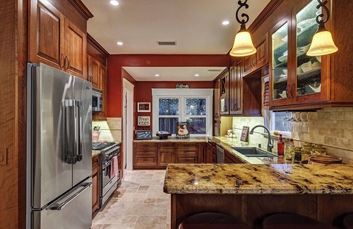 University Heights House | The Hillcrest Bungalow.NO Deposit City Center Location, 15 min to Beaches