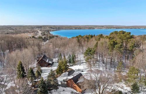 Beulah House | The Hillside Hideaway At Crystal Lake - Great Spa!