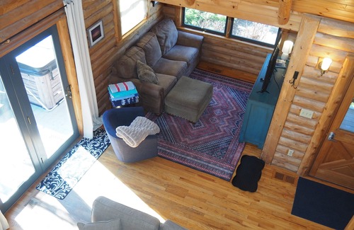 Beulah Cabin | The Hillside Hideaway at Crystal Lake - PRIVATE SPA AND SEASONAL LAKEVIEW!
