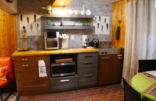 Abingdon Apartment | The Hippie Pad In the heart of downtown Abingdon, The Hippie Pad in the heart of downtown Abingdon