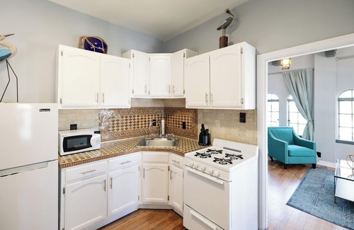 East Village Apartment | The Historic Broadlind Hotel at Long Beach Convention Center