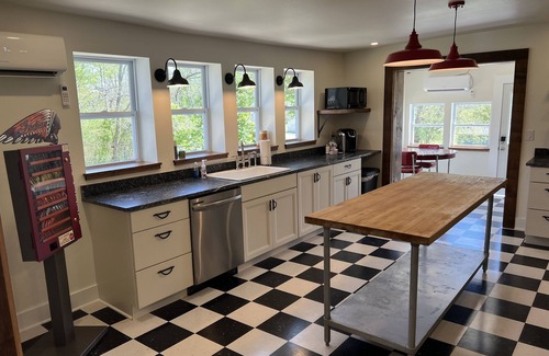 Cotter Bed & Breakfast | The Historic "Commercial Hotel" - 12 private bedrooms - Walk to the River!