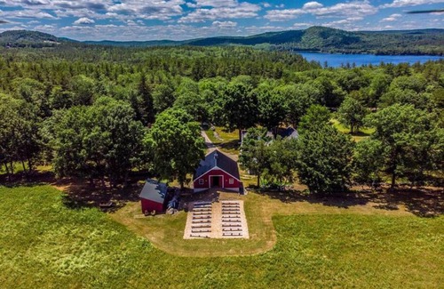 Waterford House | The Hive Newly Renovated Chic Farmhouse and Barn