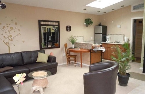 Niagara Falls Cottage | The Hoblet