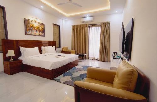 Old Gurgaon Hotel | The Hoften Elite 32 Avenue, Sector 15, Gurugram