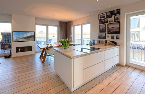 Harlesiel House | The holiday home "Seeperle Tjalk" is your own little island on the water.