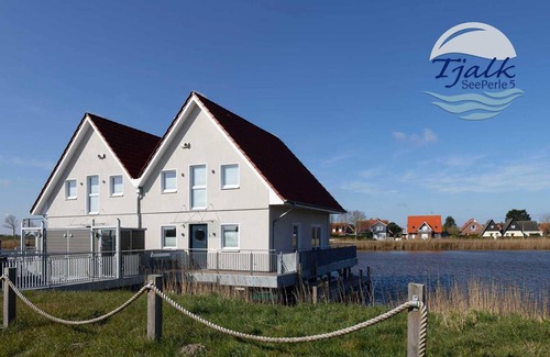 Harlesiel House | The holiday home "Seeperle Tjalk" is your own little island on the water.