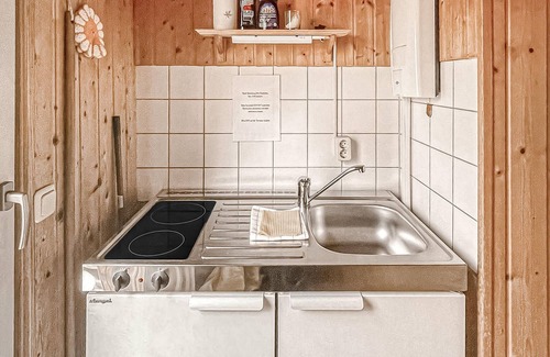 Rheinsberg House | The holiday home (Finnhütte) is part of a large holiday complex on a peninsula in Lake Tietzow.