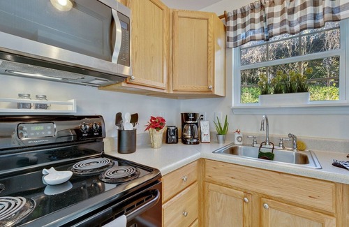 Demorest House | The Holly House In Downtown Demorest 2 Bedroom Home by Redawning