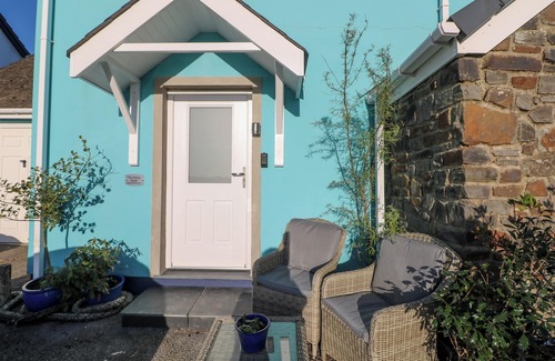 Kilgetty Cottage | THE HOLLYBUSH, pet friendly, with a garden in Kilgetty