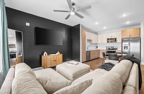Eighth Avenue Apartment | The Hollywood Suite The Gulch