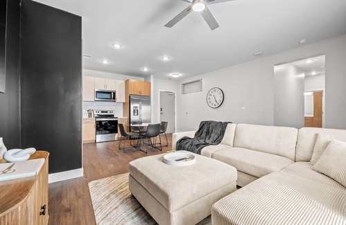 Eighth Avenue Apartment | The Hollywood Suite The Gulch