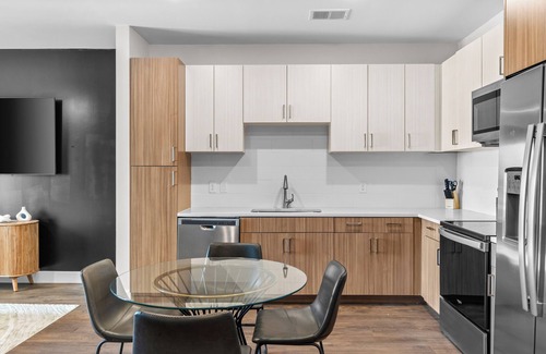 Eighth Avenue Apartment | The Hollywood Suite The Gulch
