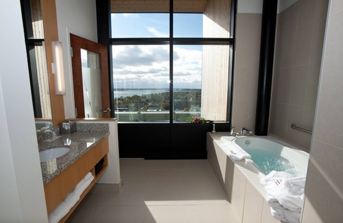 Queens Square Hotel | The Holman Grand Hotel