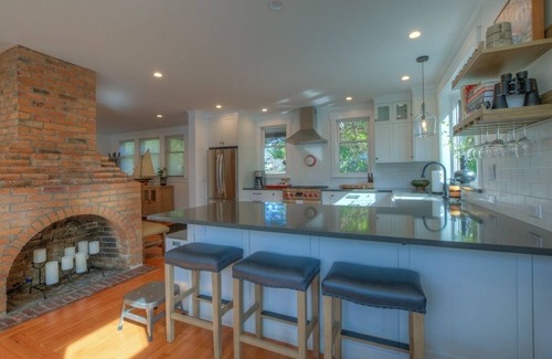 Eastsound House | The Homestead on the Shore - New Hot Tub!