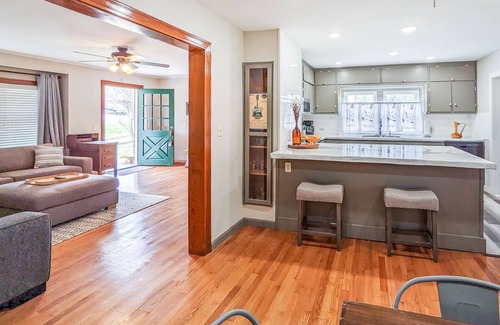 Mountain View House | The Homestead on Main ~ walk to historic square