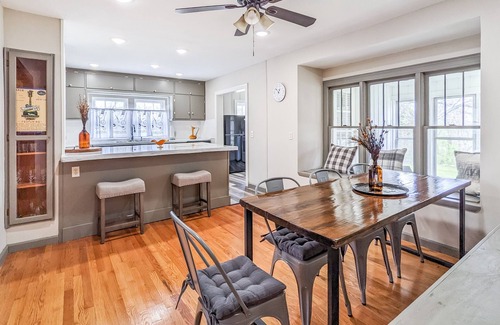 Mountain View House | The Homestead on Main ~ walk to historic square