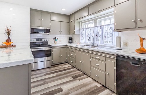 Mountain View House | The Homestead on Main ~ walk to historic square