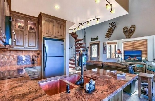Tahoe Village Condo | The Honeymoon Lodge, unit H(SL750-H)