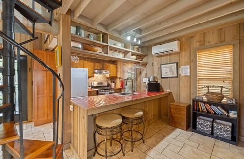 Cedar Key House | The Hook, Wine & Sinker Cottage is a 1 bed/1.5 bath cottage with a Gulf view and kayaks