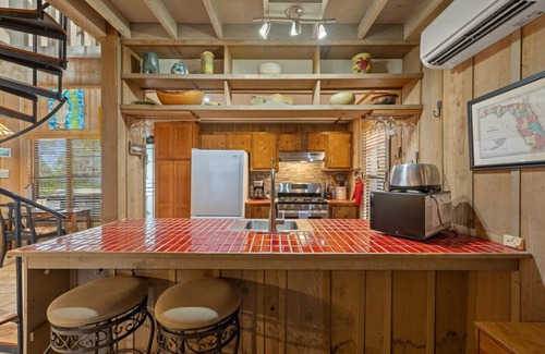 Cedar Key House | The Hook, Wine & Sinker Cottage is a 1 bed/1.5 bath cottage with a Gulf view and kayaks