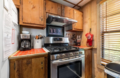 Cedar Key House | The Hook, Wine & Sinker Cottage is a 1 bed/1.5 bath cottage with a Gulf view and kayaks
