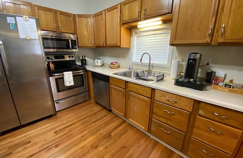 Indianapolis House | The Hoosier Hive - 2 BR Home 3 mins to dwntn Indy or Ftn Sq!