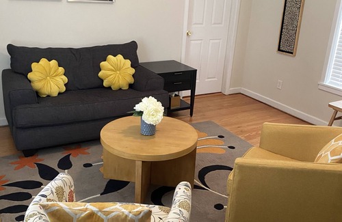 Indianapolis House | The Hoosier Hive - 2 BR Home 3 mins to dwntn Indy or Ftn Sq!