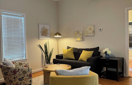 Indianapolis House | The Hoosier Hive - 2 BR Home 3 mins to dwntn Indy or Ftn Sq!