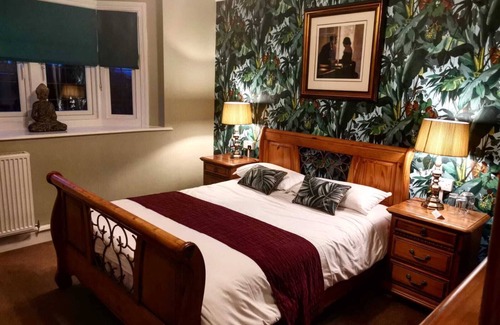Cooling Hotel | The Horseshoe and Castle