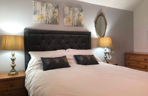 Cooling Hotel | The Horseshoe and Castle