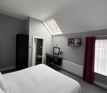 Listowel House | The Horseshoe Bar Townhouse Accommodation
