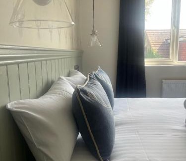 Cooling Hotel | The Horseshoe & Castle