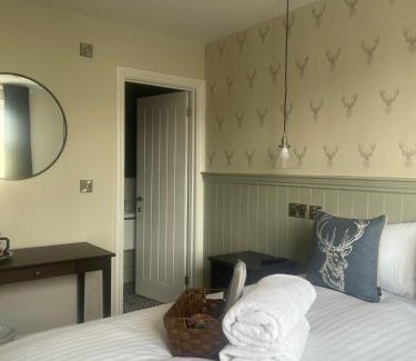 Cooling Hotel | The Horseshoe & Castle