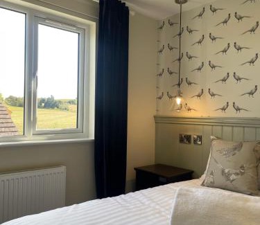 Cooling Hotel | The Horseshoe & Castle