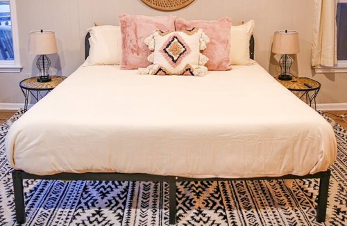 Salem House | The House at Jocassee Farm with animals & hot tub