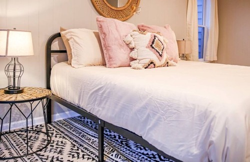 Salem House | The House at Jocassee Farm with animals & hot tub