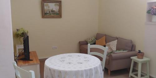 Neve Ilan Apartment | The House By The Mulberry Tree