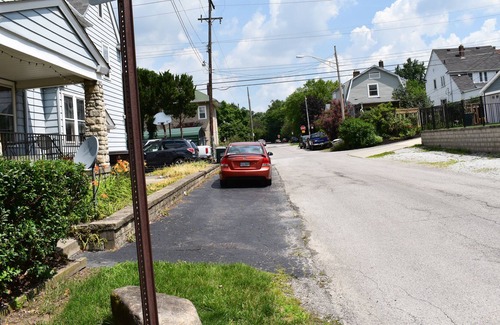 Clintonville Apartment | The House Hotels - Clintonville Crestview- Beautiful 3 Bedrooms - 5 Minutes to OSU ❤️🤍❤️