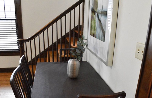 Clintonville Apartment | The House Hotels - Clintonville Crestview- Beautiful 3 Bedrooms - 5 Minutes to OSU ❤️🤍❤️