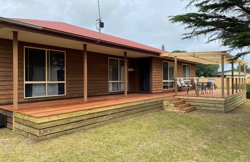 Cowes House | The house is light and bright perfect beach house for a family getaway.