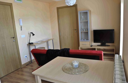 Acedo Apartment | The house of the home. CALBOTE Studio: 135cm bed, bathroom and kitchen-living room.