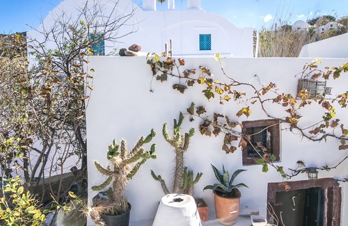 Finikia House | The House of the Singing Birds. Romantic traditional studio with nice sea view