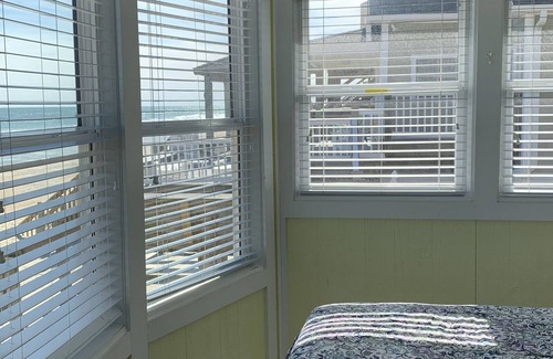 Surf City House | The House on the Beach 26 steps to sand & ocean