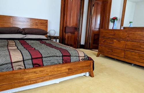 Marietta House | The House on the Hill Cozy 3-bedrooms House