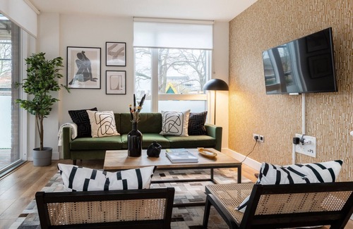 Haggerston Apartment | The Hoxton Docks - Modern & Bright 1BDR Flat With Study Room & Balcony