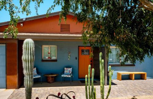 Citrus Plaza Villa | The Hummingbird House, Sauna & Mountain Views!