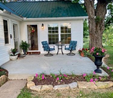 Bardstown House | The Hutch