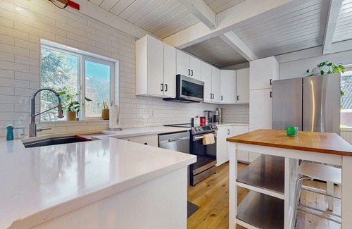 Snoqualmie Pass Cabin | The Iconic Chalet you’ve passed a hundred times. Now you can stay